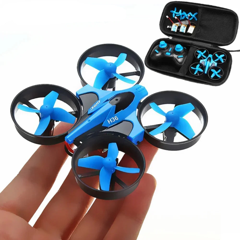 Tamanho reduzido do mini drone JJRC H36 demonstrado na mão com acessórios