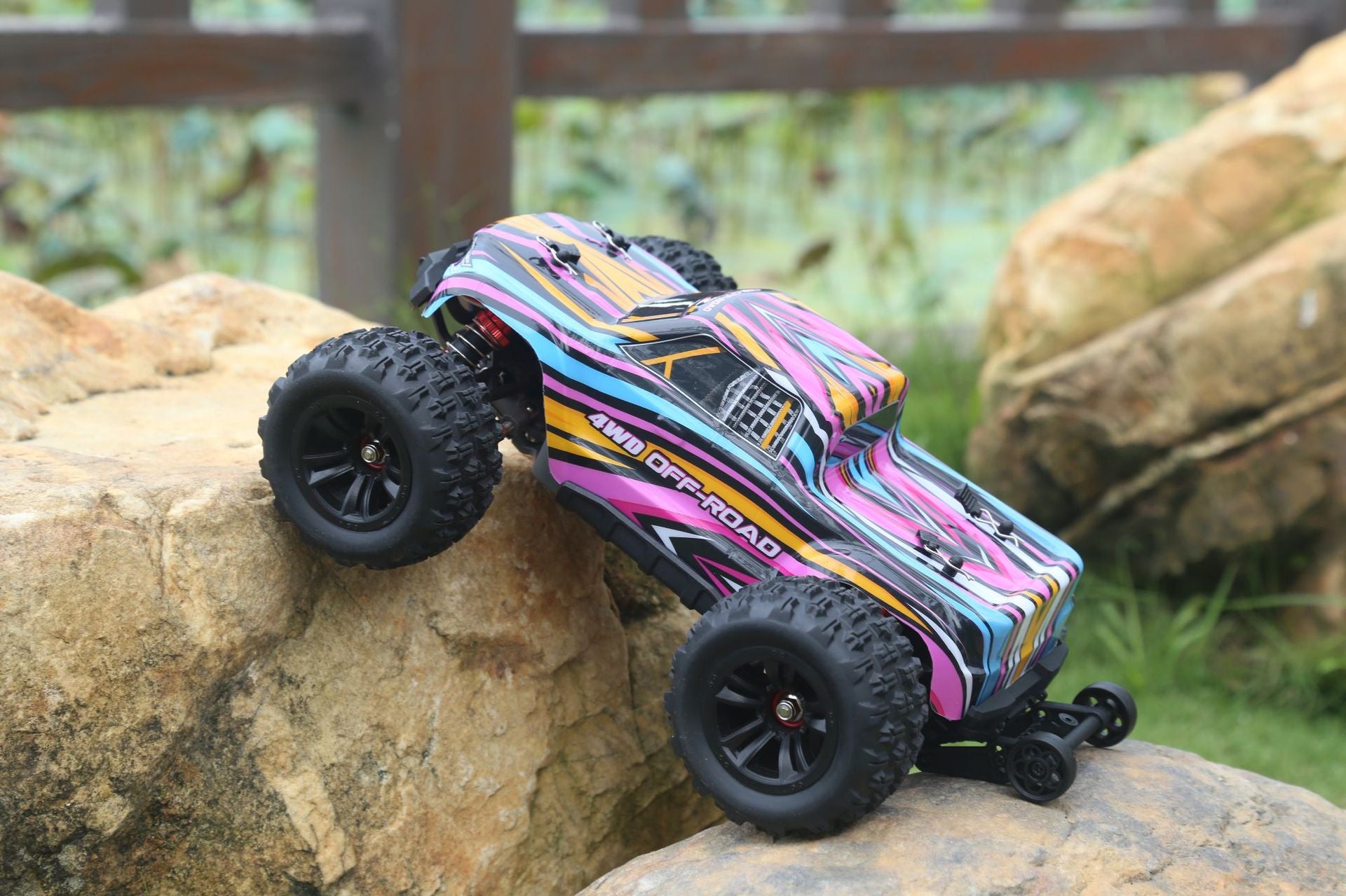 Carro Telecomandado 70KM/H - HYPER GO MJX 16208 – Brushless, 4WD, , Chassis Metálico e Suspensão Hidráulica