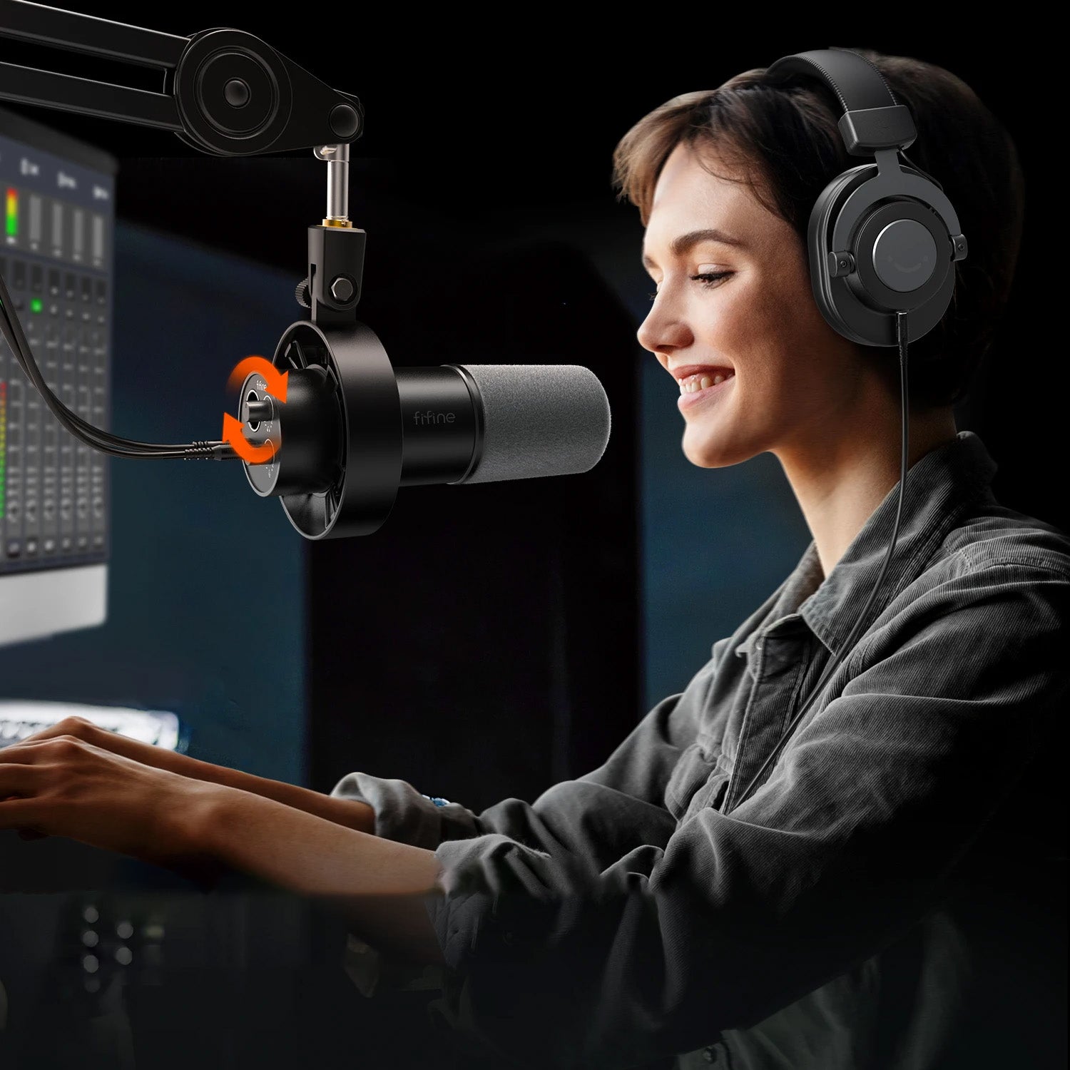 FIFINE K688 - Microfone Dinâmico USB/XLR, Shock Mount, Saída para Headphones