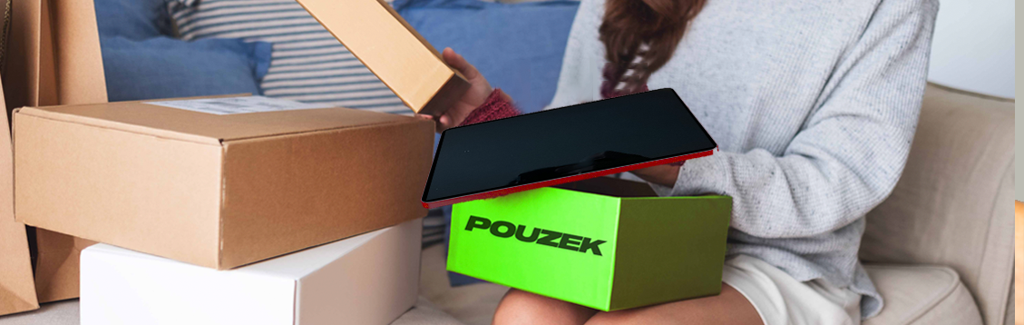 Cliente a abrir uma encomenda da Pouzek com caixa verde e tablet no interior – unboxing de tecnologia moderna